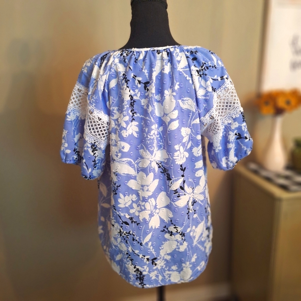 FREE WHEN BUNDLED Adrienne Vittadini blue floral tropical crocheted top size M